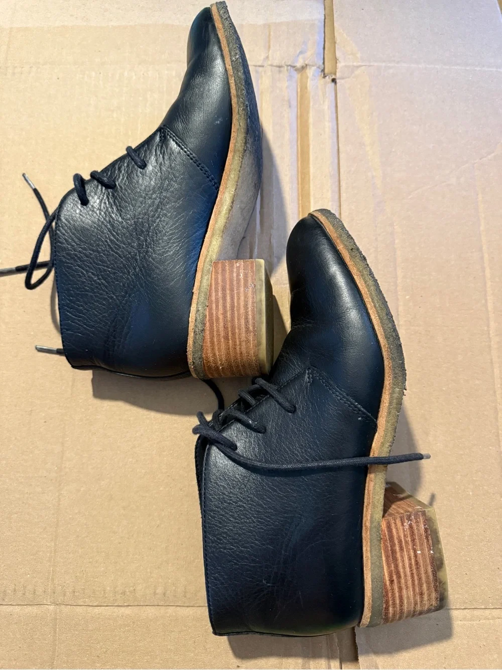 Clarks Black leather ankle booties boots heels. Size 7.5.